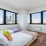 \'Plaid Parlour\' City-Centre Comfort & Skyline Views