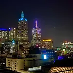 \'Plaid Parlour\' City-Centre Comfort & Skyline Views