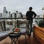 Elegant Apartment With Balcony And Free Parking