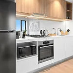 Chic 2-Bed Inner-City Abode With Bbq, Gym & Pool