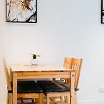 Central 15Th Floor Apt Near Flagstaff & Qv Market