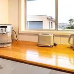 Charming Home Near Melbourne Airport & Cbd