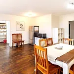 Charming Home Near Melbourne Airport & Cbd