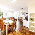 Charming Home Near Melbourne Airport & Cbd