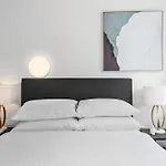 Chic 1-Bed Apartment Across From Royal Park