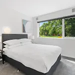 Chic 1-Bed Apartment Across From Royal Park