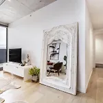 Suave Condo In Trendy Prahransteps To Greville St