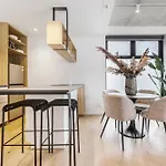 Suave Condo In Trendy Prahransteps To Greville St