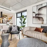 Suave Condo In Trendy Prahransteps To Greville St