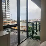 One Bedroom Apartment In Docklands