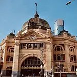 Pristine St Kilda Studio In Great Location