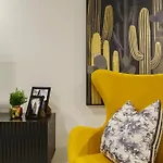 Trendy 2-Level Condohuge Terrace Free Parking