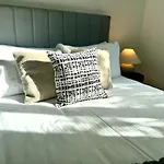 2Br Apt In Docklands Wifi City Walk Water Nearby