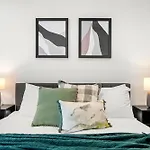 Stunning 2Br Apartment In Melb Cbd With Pool And Gym
