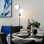 Stunning 2Br Apartment In Melb Cbd With Pool And Gym