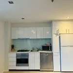 Minimalist 2-Bed, 2-Bath Apartment In Melbourne Cbd - Free Parking