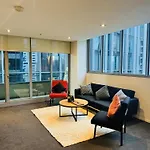 Minimalist 2-Bed, 2-Bath Apartment In Melbourne Cbd - Free Parking