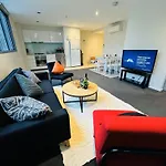 Minimalist 2-Bed, 2-Bath Apartment In Melbourne Cbd - Free Parking