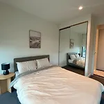 Modern 2-Bed Apt With Parking In West Melbourne