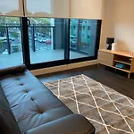 Modern 2-Bed Apt With Parking In West Melbourne