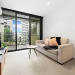 Urban Retreat Modern Elegance In Docklands