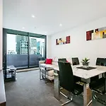 Melbourne Star - Central City Location - Sleeps 5