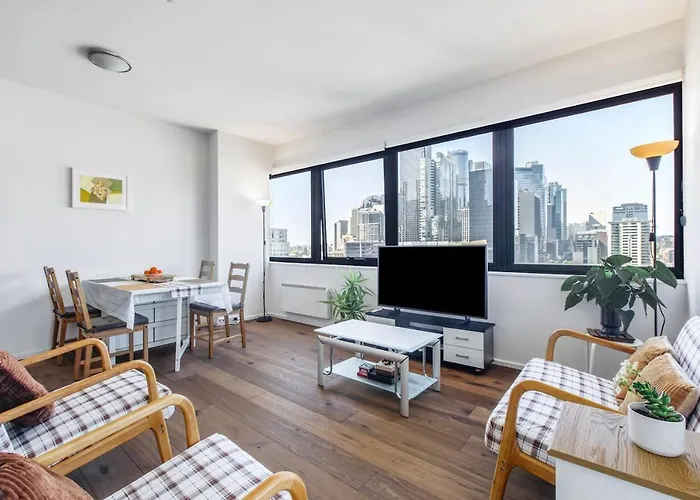 \'Plaid Parlour\' City-Centre Comfort & Skyline Views