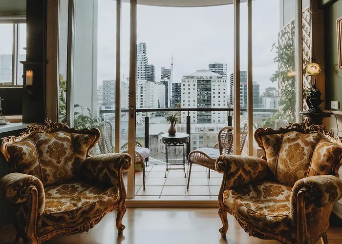 Elegant Apartment With Balcony And Free Parking