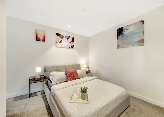 A Chic 2Br Apt Near Southern Cross City Views