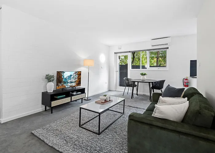 Comfy 1-Bed Apartment With Courtyard Seating