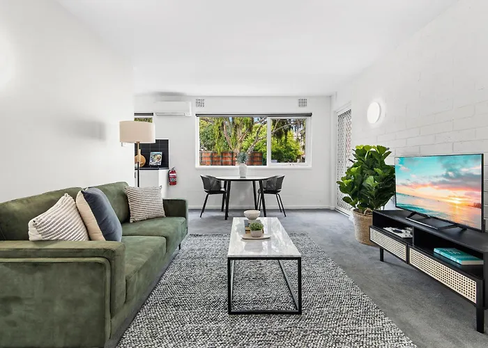 Chic 1-Bed Apartment Across From Royal Park