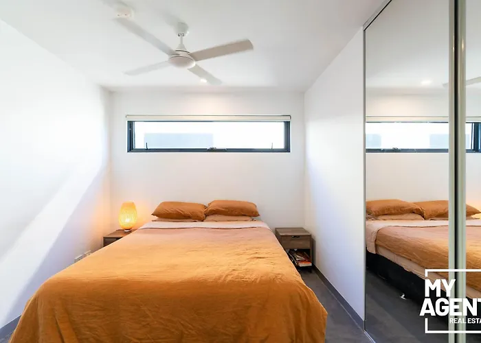 Wonderful Port Melbourne 2 Bedroom - Sleeps 4