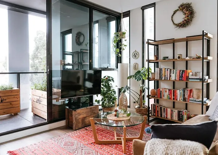 Luna, Stylish And Chic Collingwood Apartment
