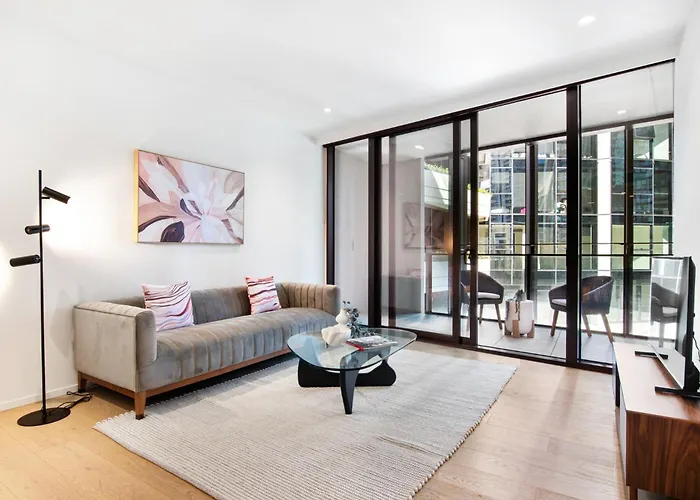 Spacious Modern Apartment With Pool & Gym Access