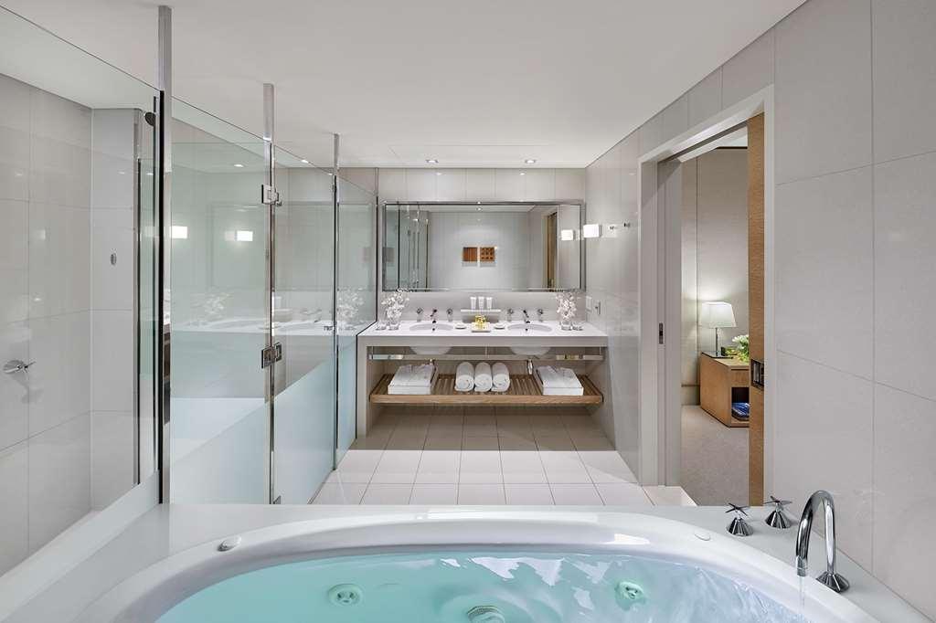 Crown Promenade Hotel 4*
