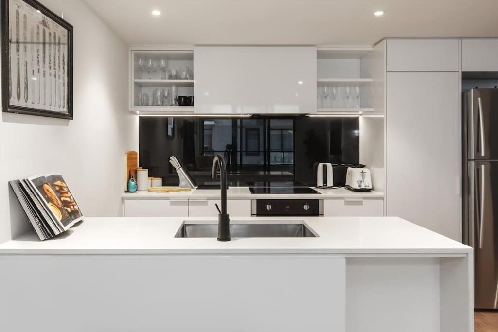 Stylish W/ Stunning Rooftop Views & Hot Tub Apartment *