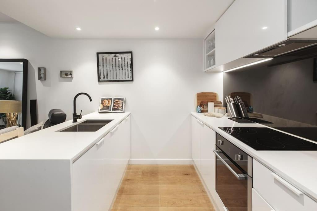Stylish W/ Stunning Rooftop Views & Hot Tub * Melbourne