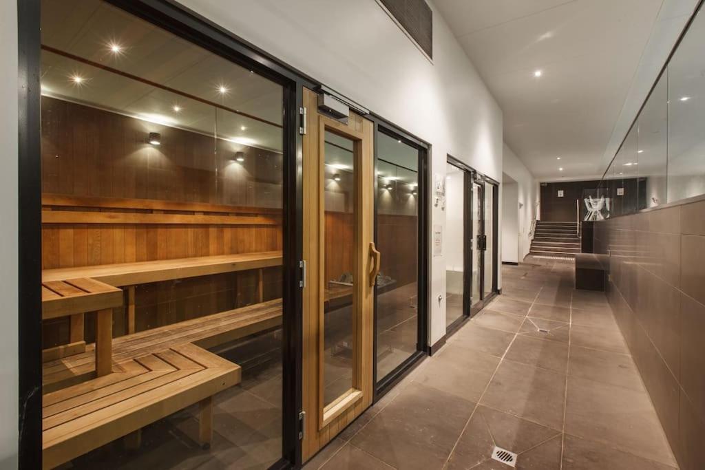 Stylish W/ Stunning Rooftop Views & Hot Tub