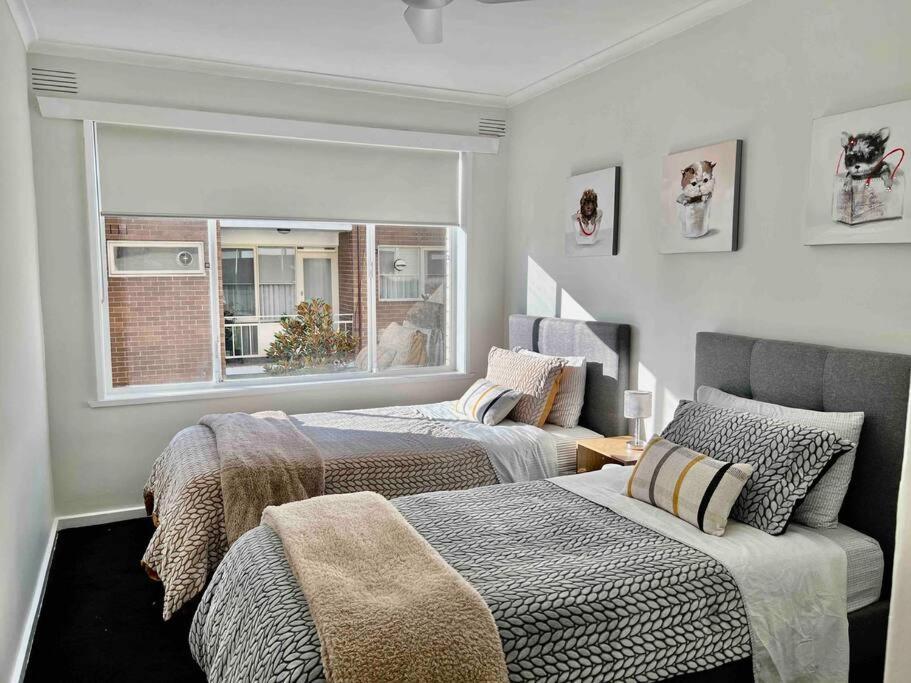 Large Two Bedroom In Glen Iris *