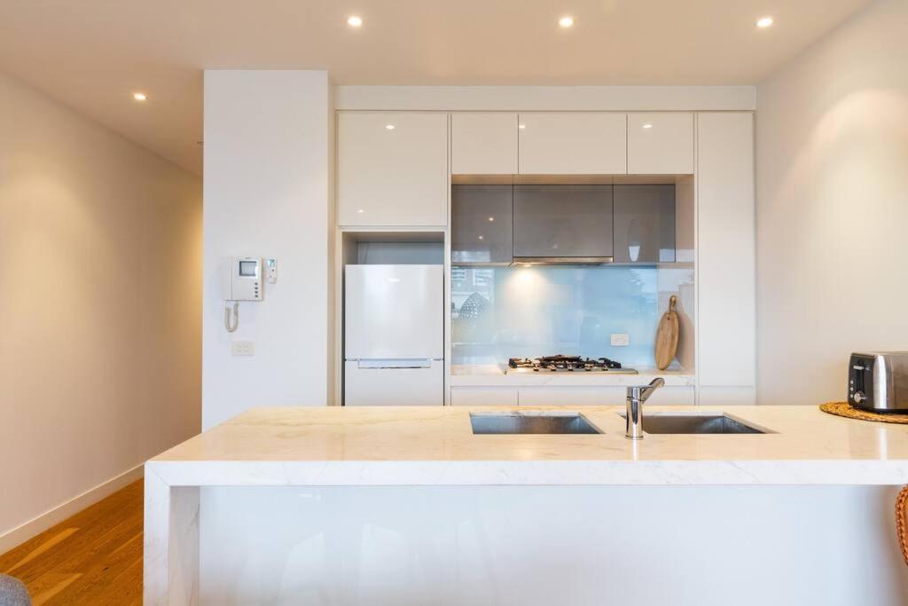 Port - A At The Bay Apartment *