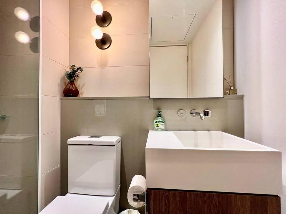 Highrise Location 2baths Apartment