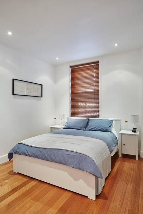 Large Two Bedroom With Park And Bay Views Apartment Melbourne