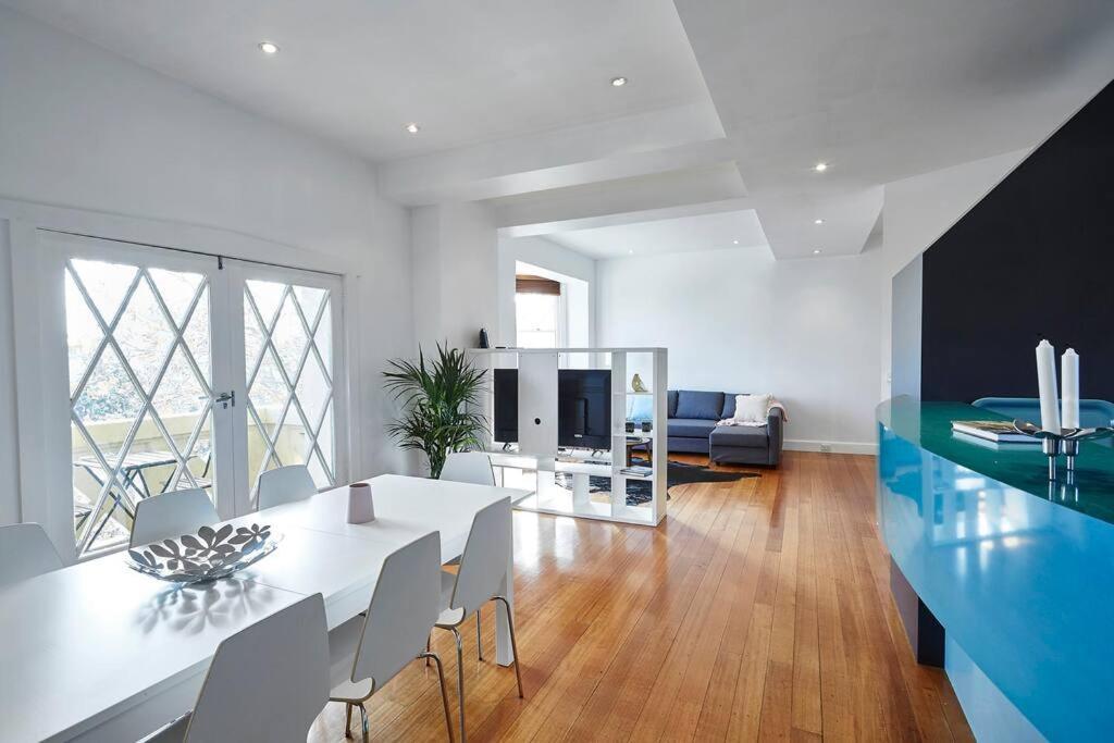 Apartment Large Two Bedroom With Park And Bay Views Melbourne