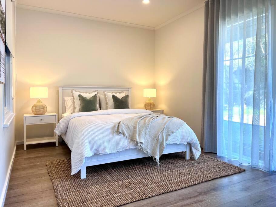 Beachside Charm With Garden - Short Walk To Train Melbourne