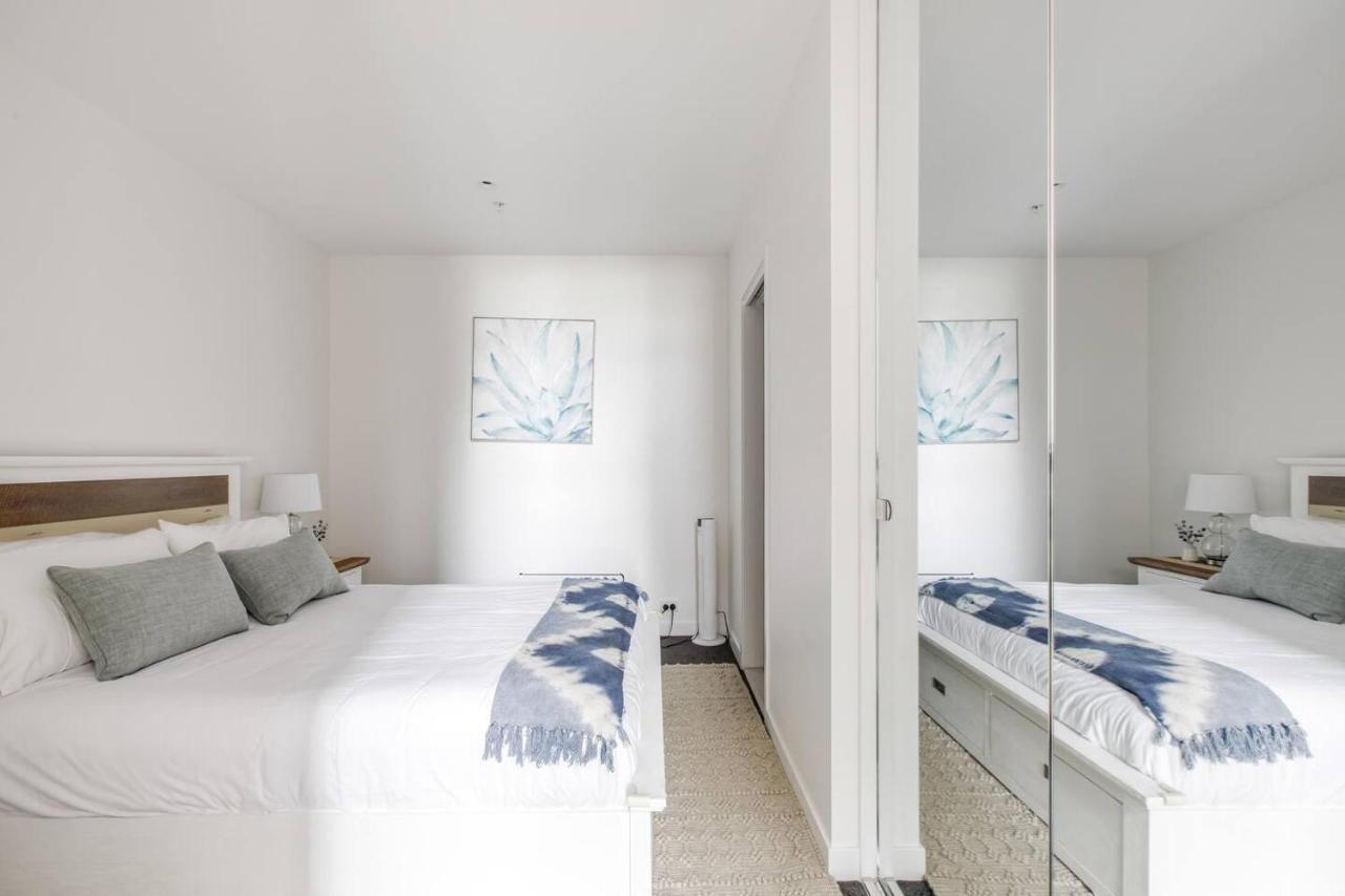 Cosy Revolve At Palladium - A Stylish Urban Oasis Apartment
