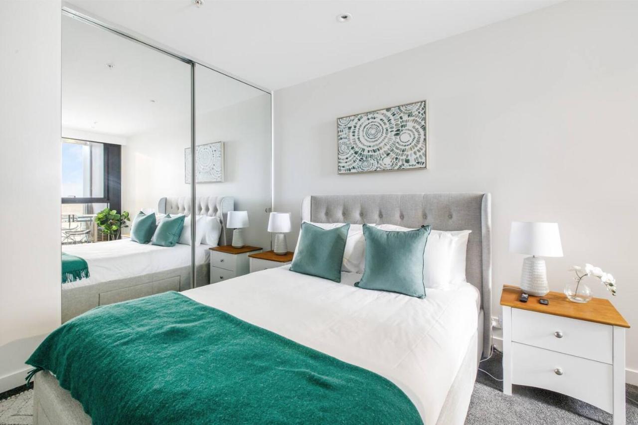 Apartment Cosy Revolve At Palladium - A Stylish Urban Oasis
