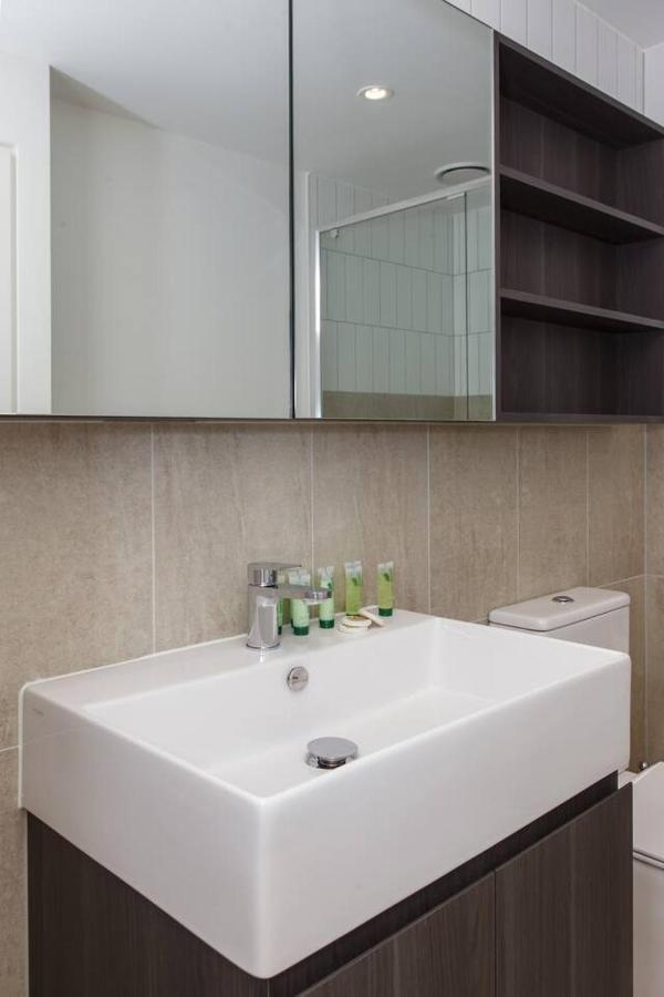 Cosy Revolve At Palladium - A Stylish Urban Oasis Apartment