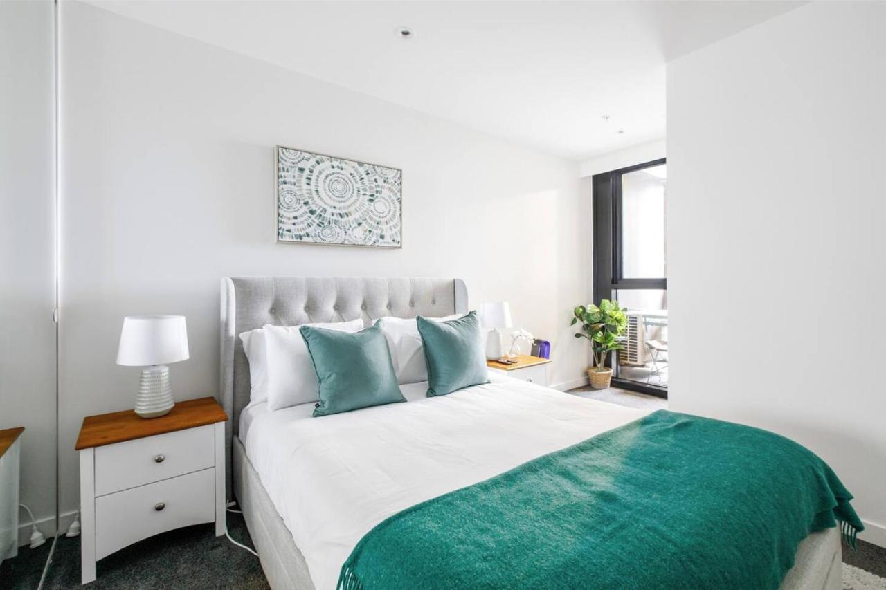 Apartment Cosy Revolve At Palladium - A Stylish Urban Oasis *