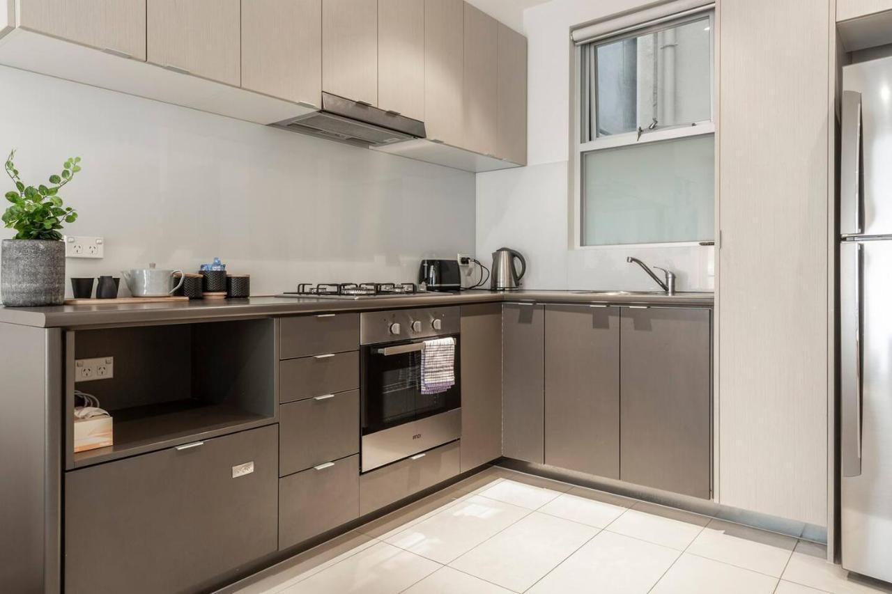 Contemporary Carlton Comfort Near Queen Vic Market Apartment