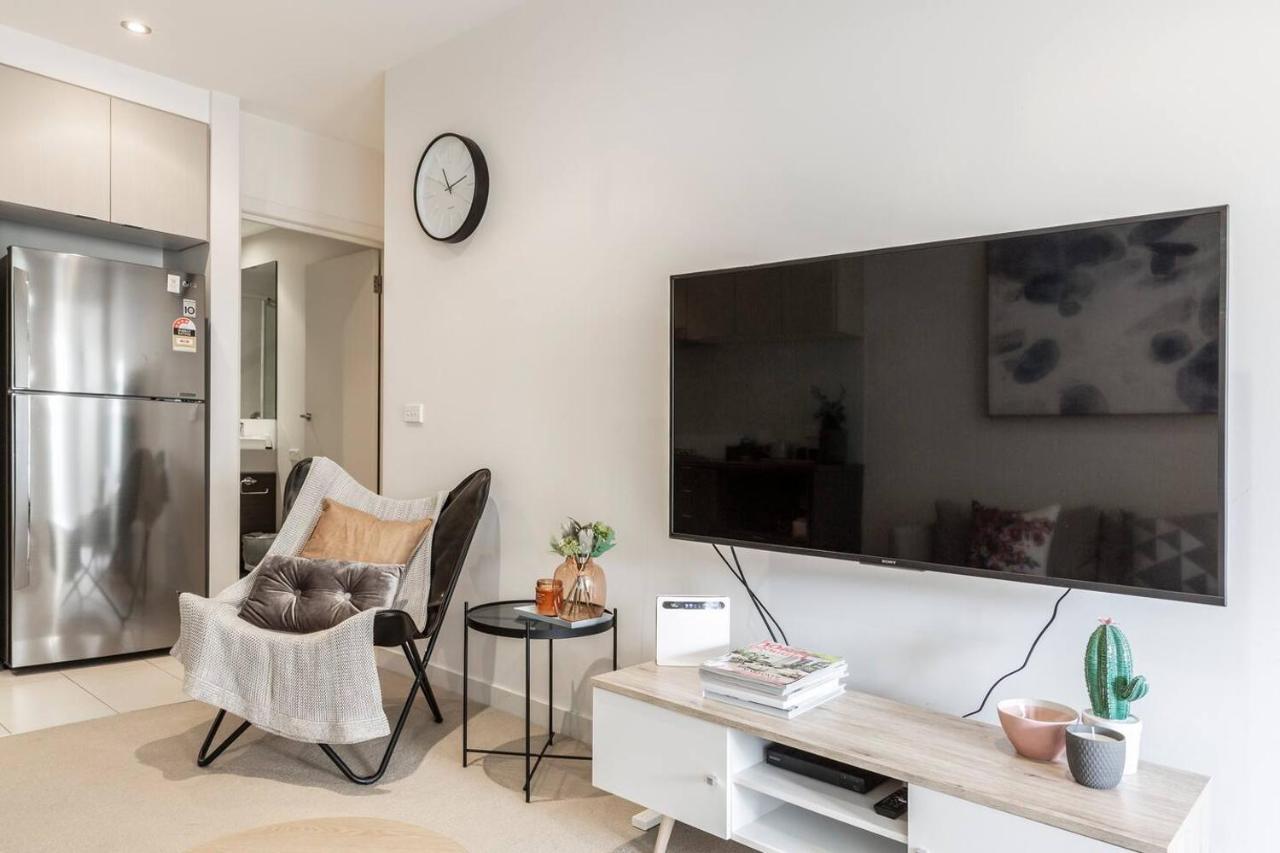 Contemporary Carlton Comfort Near Queen Vic Market Apartment